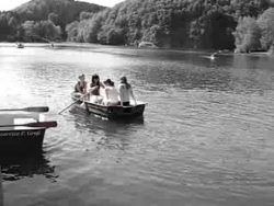 2 Mädchen und ein Boot 2 maedchen und ein boot