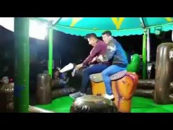 2 Männer auf eine Rodeo Stier 2 maenner auf eine rodeo stier