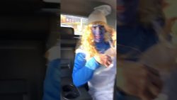 3 freunde im schlumpfkostuem