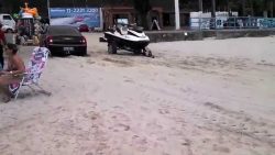 300C ATOLANDO fährt sich im Sand fest 300c atolando faehrt sich im san