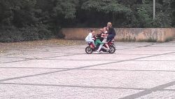 6 Leute auf einem Roller 6 leute auf einem roller