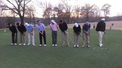 9 golfer lochen auf einmal ein