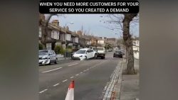 Abschleppwagen zerstört Auto, als er durch die Londoner Straße fährt abschleppwagen zerstoert auto al