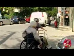 aeltere menschen gehen ueber die