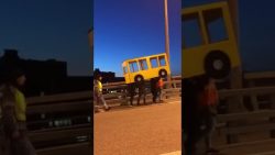 als verkleiderter bus ueber eine