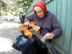 alte frau spielt einen blues auf