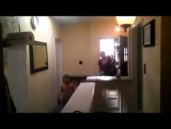 Angriff auf Mama mit Klopapier angriff auf mama mit klopapier