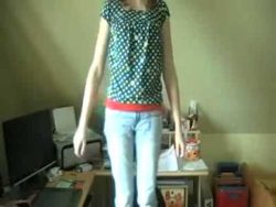 Auf dem Stuhl stehen und Singen auf dem stuhl stehen und singen