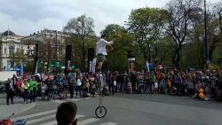 auf hochrad mit feuerwerk am kop