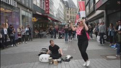 Auf Mülleimern Schlagzeug spielen auf muelleimern schlagzeug spiel