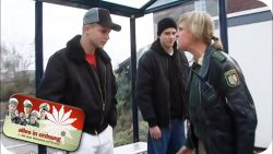 ausraster polizei bushaltestelle