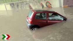 Auto auf überschwemmter Straße versinkt unweigerlich auto auf ueberschwemmter strasse