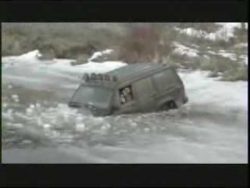 auto bricht in eis ein