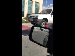 Auto Doppeldecker auf der Straße auto doppeldecker auf der strass