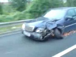 auto faehrt auf der alufelge nac