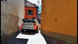 Auto-Rallye durch eine enge Gasse auto rallye durch eine enge gass