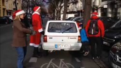 auto steht auf dem radweg
