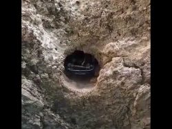 Auto versinkt im Boden und muss gerettet werden auto versinkt im boden und muss