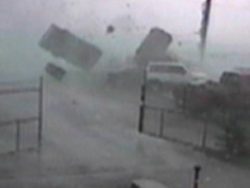 Auto wird von Tornado davon geschleudert auto wird von tornado davon gesc