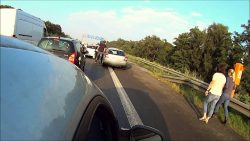 Autofahrer verliert im Stau die Nerven autofahrer verliert im stau die