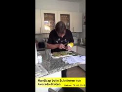 Avocadobrot schmieren mit Schiene am Arm avocadobrot schmieren mit schien