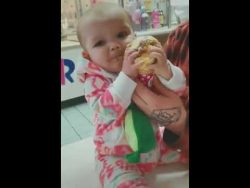 baby isst zum ersten mal ein eis