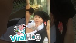 baby ist verzaubert von mamas ge