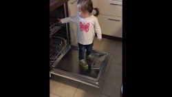 Baby schimpft mit Mama in der Küche baby schimpft mit mama in der ku