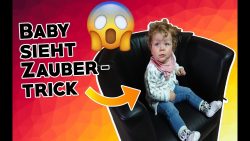 baby staunt ueber den zaubertric