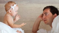 babys diskutieren mit dem papa