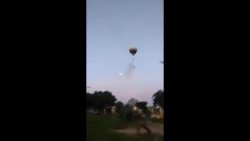 balloon angriff mit feuerwerk