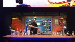 barkeeper zeigt einen schoenen f