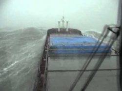 Bei Gewitter mit dem Schiff auf hoher See bei gewitter mit dem schiff auf