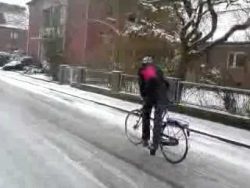 bei schnee mit dem fahrrad fahre
