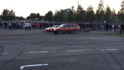 Beschleunigungsrennen zwischen einem Passat vs. Ferrari beschleunigungsrennen zwischen e