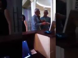 BESOFFENER DISKUTIERT MIT SEINEM SPIEGEL-ICH besoffener diskutiert mit seinem