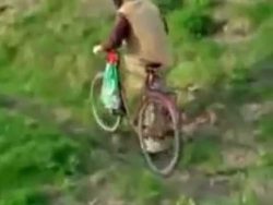 besoffener mann versucht fahrrad