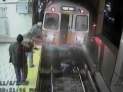 betrunkene frau faellt unter u b