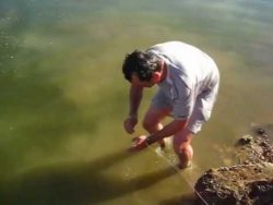 Betrunkener Angler hat viel Spaß betrunkener angler hat viel spas