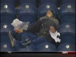 Betrunkener Baseball Fan und sein Popcorn betrunkener baseball fan und sei