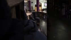 betrunkener faellt vom barhocker