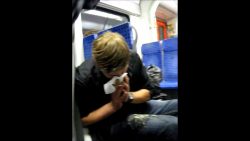 betrunkener kotzt in der bahn