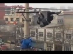 betrunkener mann hangelt an stro