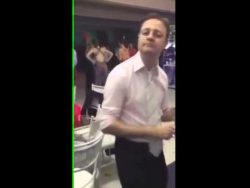 betrunkener mann vesucht zu sing