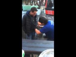 betrunkener mann zeigt einen zau