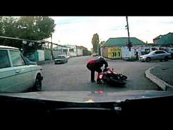 Betrunkener Motorradfahrer kippt um betrunkener motorradfahrer kippt