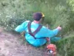 betrunkener rasenmaeher bei der