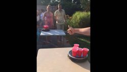 Bier Bong mit Staubsauger Roboter spielen bier bong mit staubsauger robote