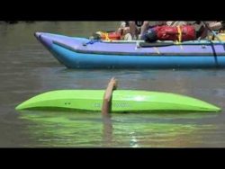 bierrolle im kanu auf see