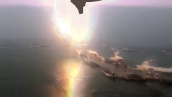 blitz schlaegt in ein boot ein